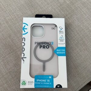 Speck Presidio2 Pro iPhone 15 Case - White and Gray